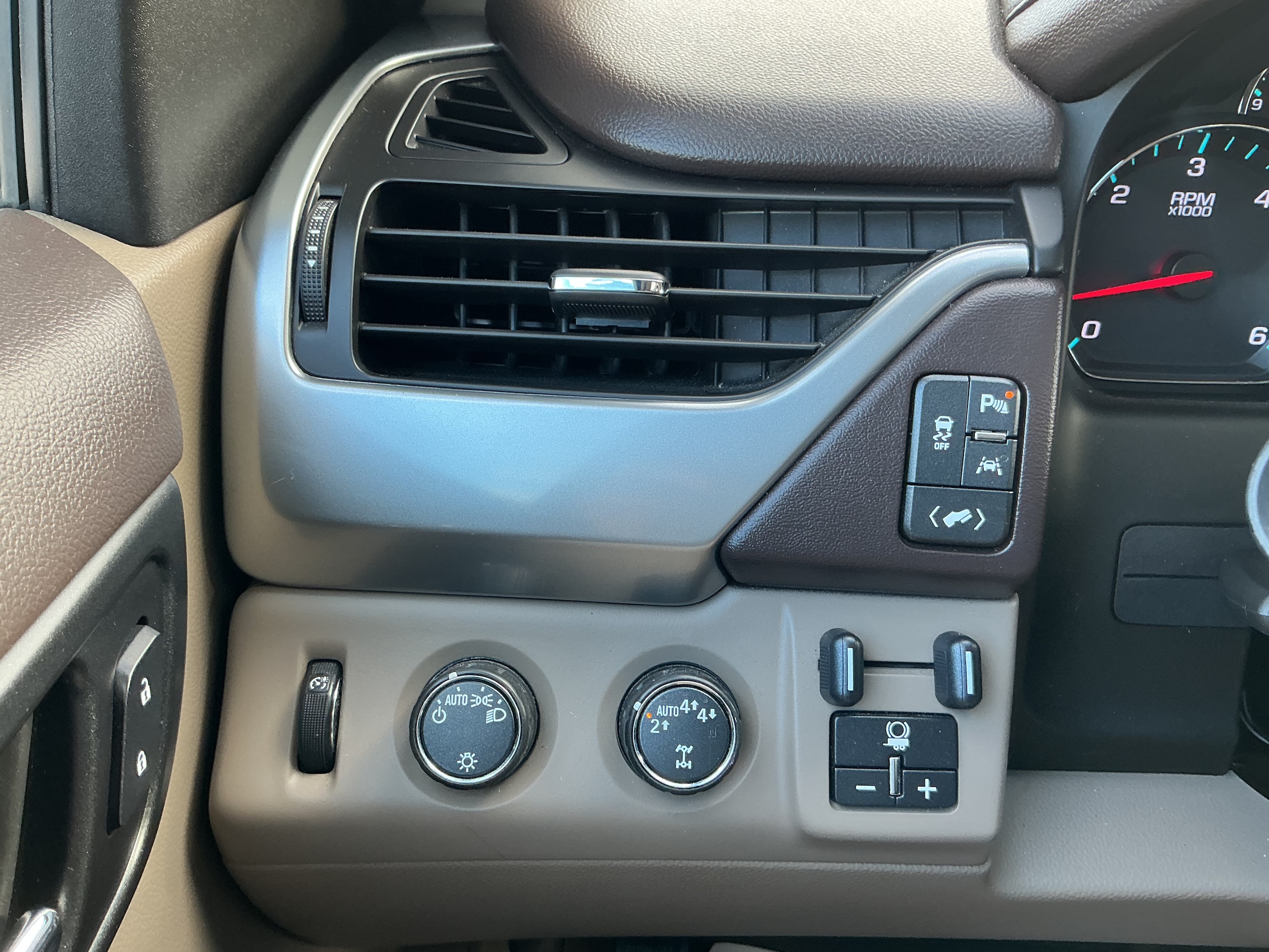 2017 Chevrolet Tahoe LT - Photo 11