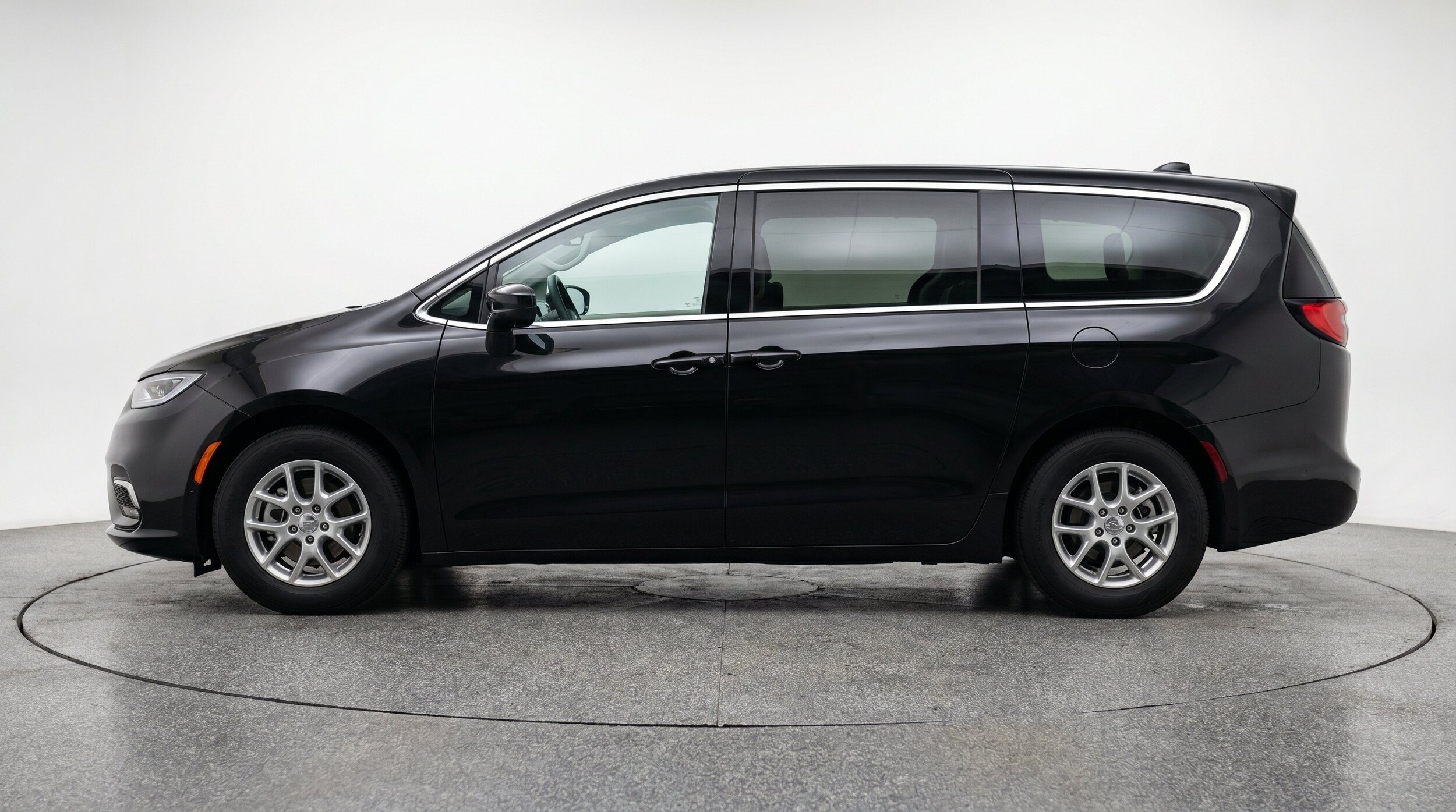 Thumbnail: 2024 Chrysler Voyager - 5