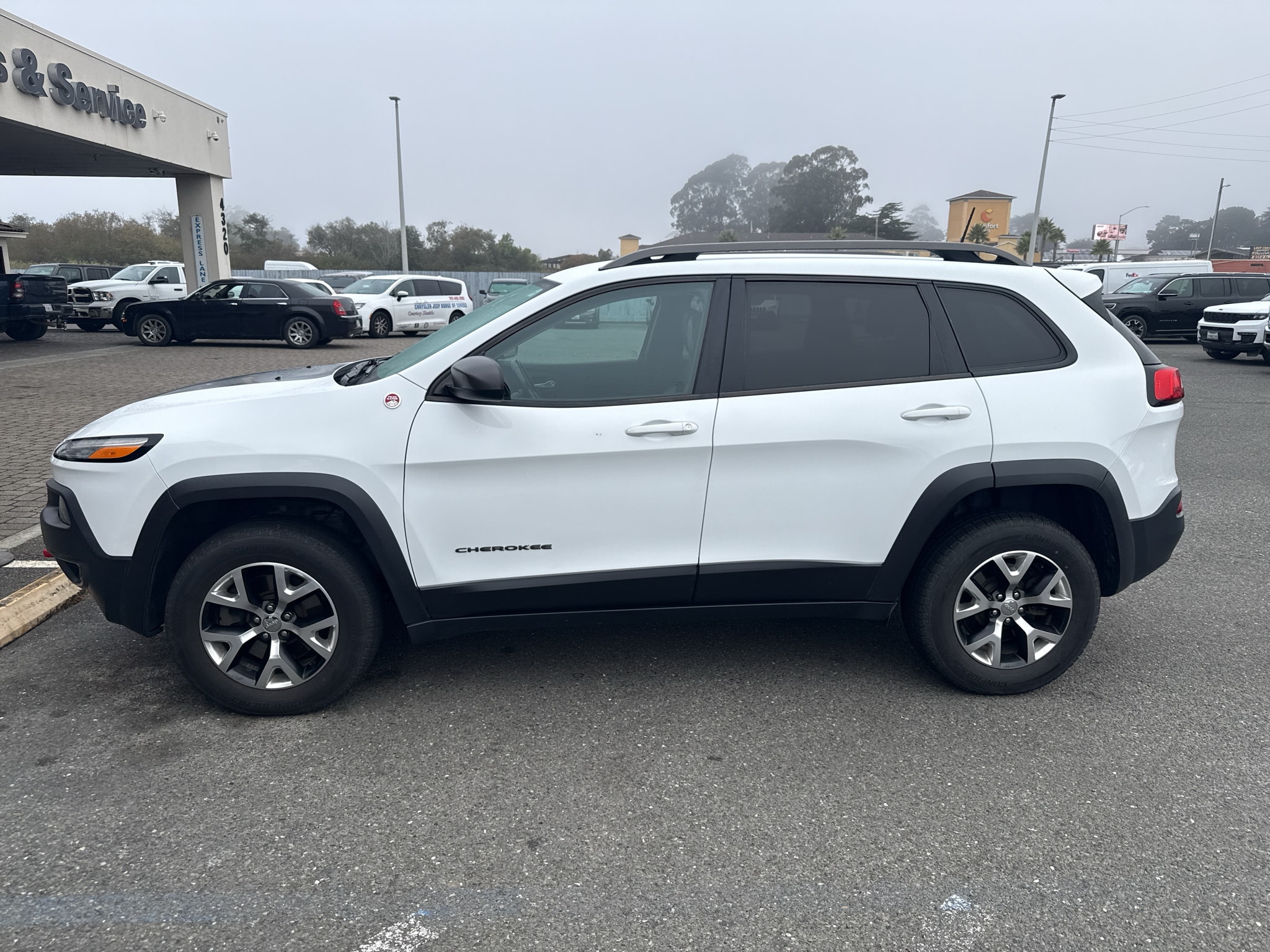 Used 2016 Jeep Cherokee Trailhawk with VIN 1C4PJMBS0GW167581 for sale in Eureka, CA