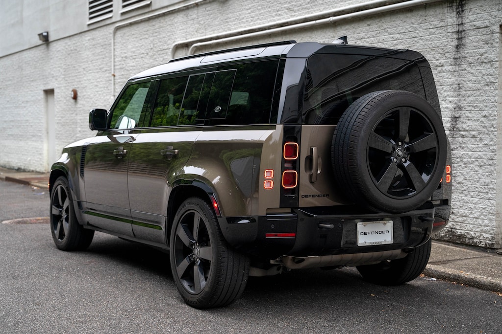 Used 2024 Land Rover Defender 110 X-Dynamic SE SUV