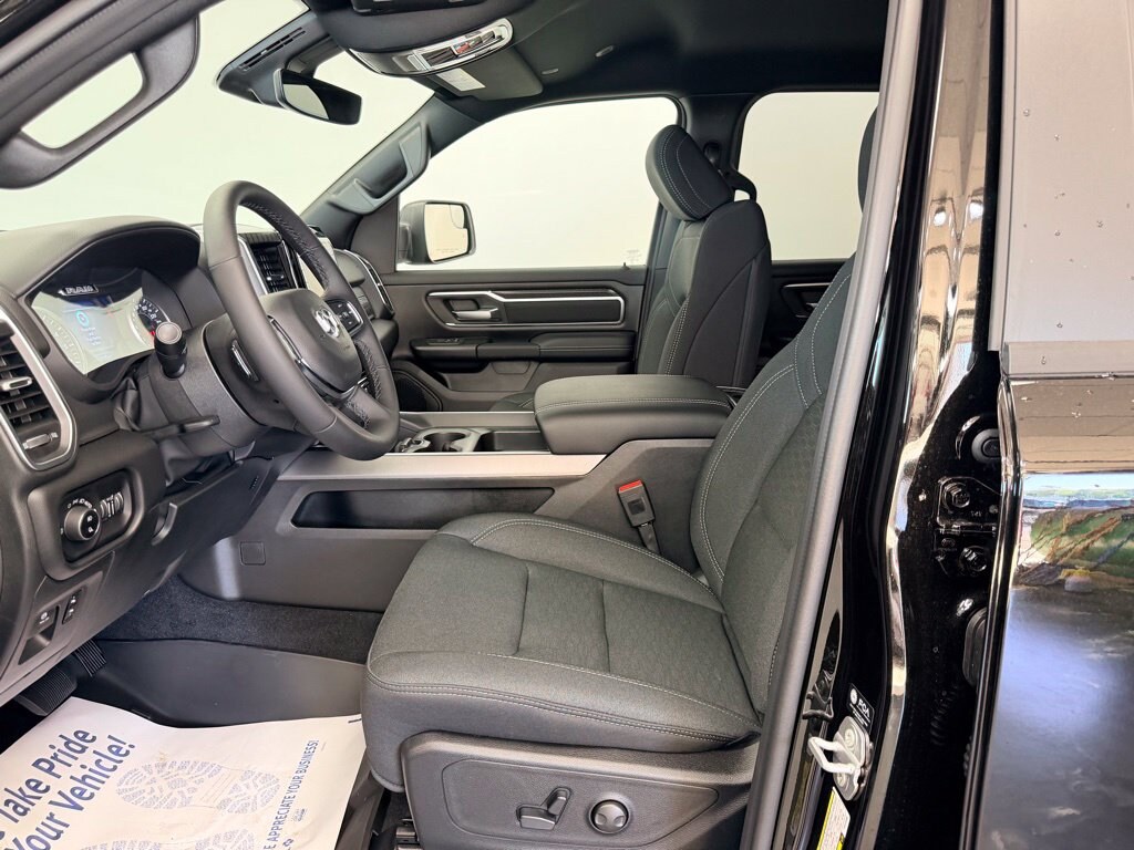New 2026 Ram 1500 BIG HORN CREW CAB 4X4 6'4 BOX Pickup