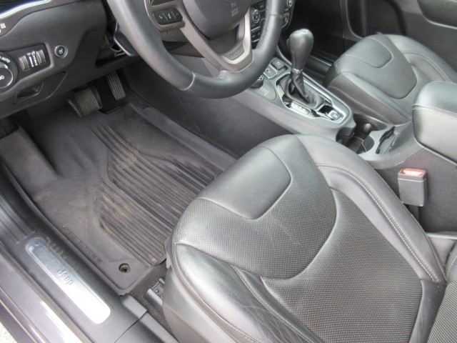 2019 Jeep Cherokee Overland - Photo 16