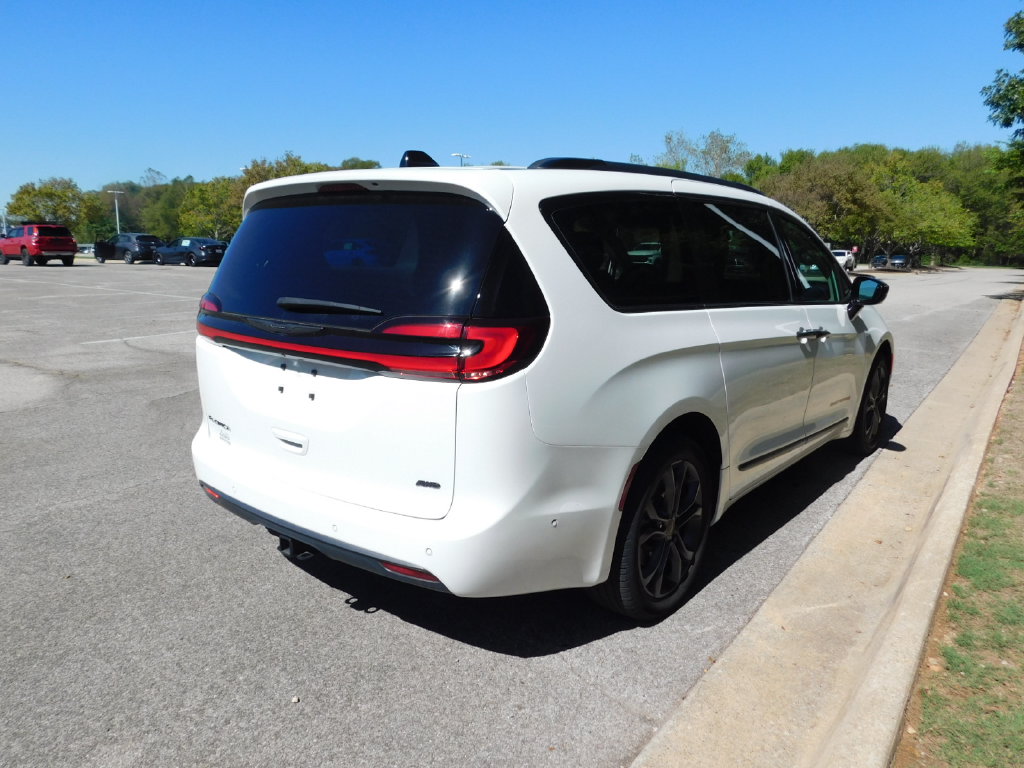 Used 2024 Chrysler Pacifica Touring L Van Passenger Van