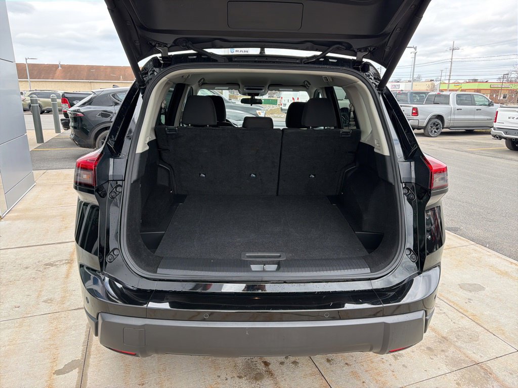 2024 Nissan Rogue SV - Photo 14