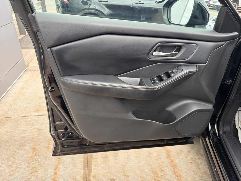 2024 Nissan Rogue SV - Photo 17