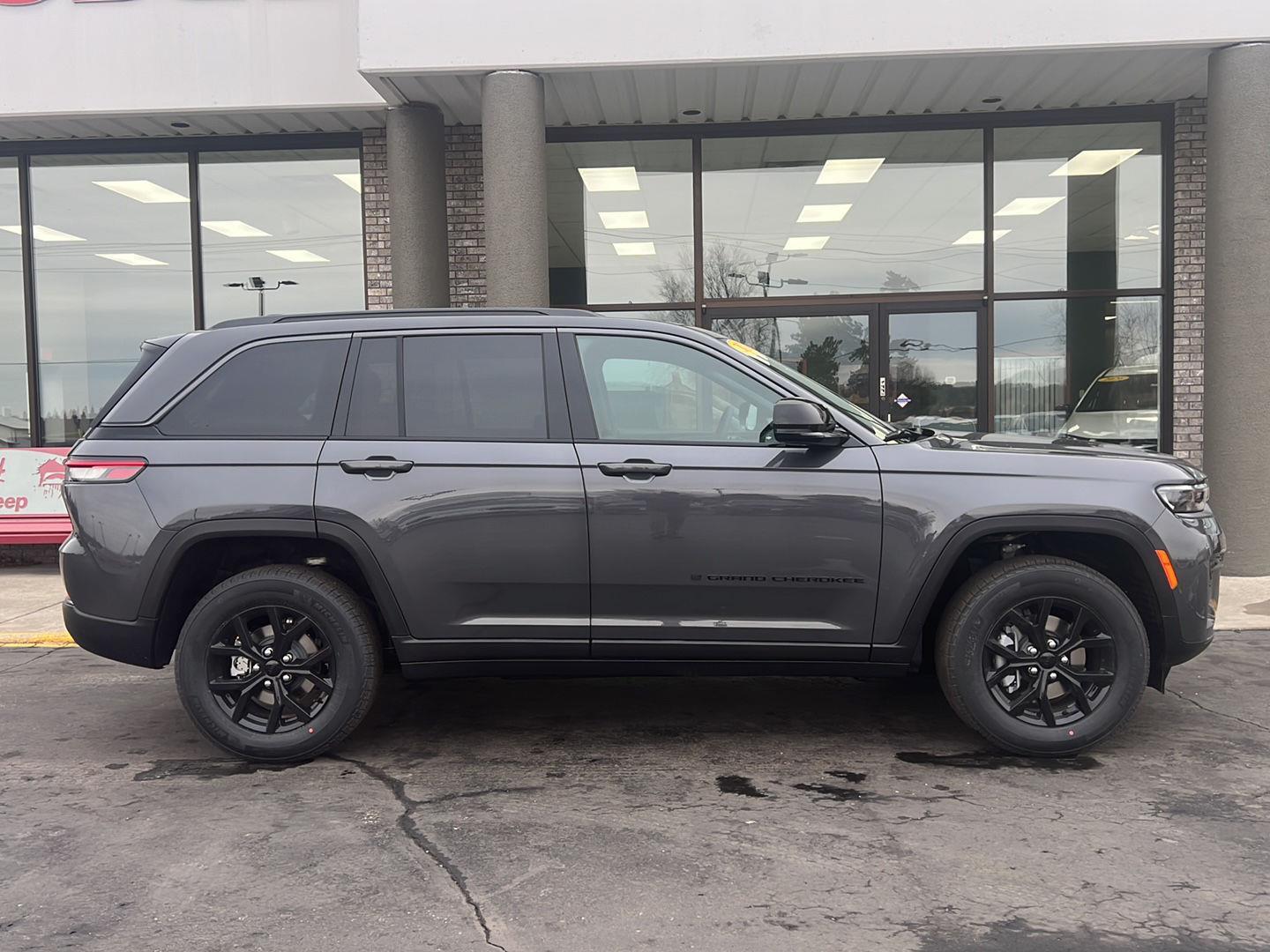 2026 Jeep Grand Cherokee Laredo - Photo 2