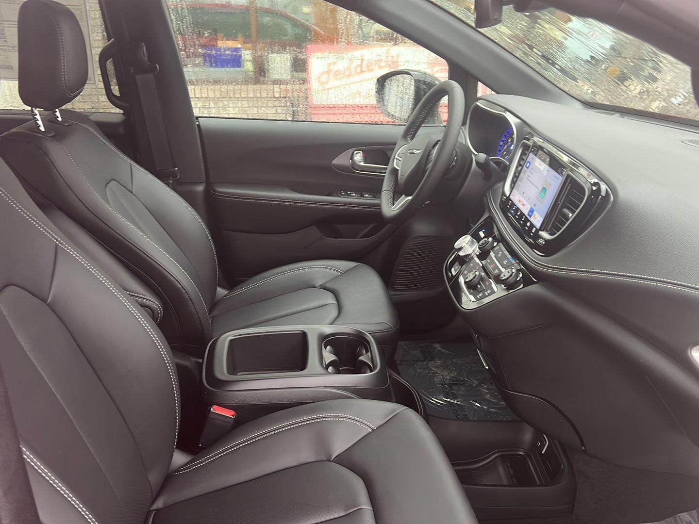 2026 Chrysler Pacifica Select - Photo 14