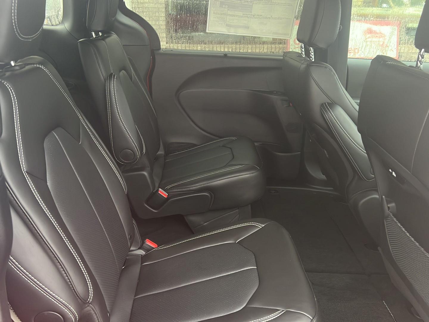 2026 Chrysler Pacifica Select - Photo 15