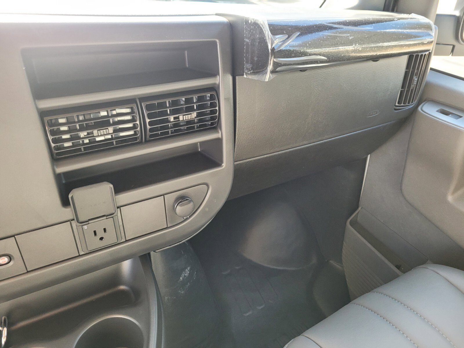 2025 Chevrolet Express Cargo Work Van - Photo 26