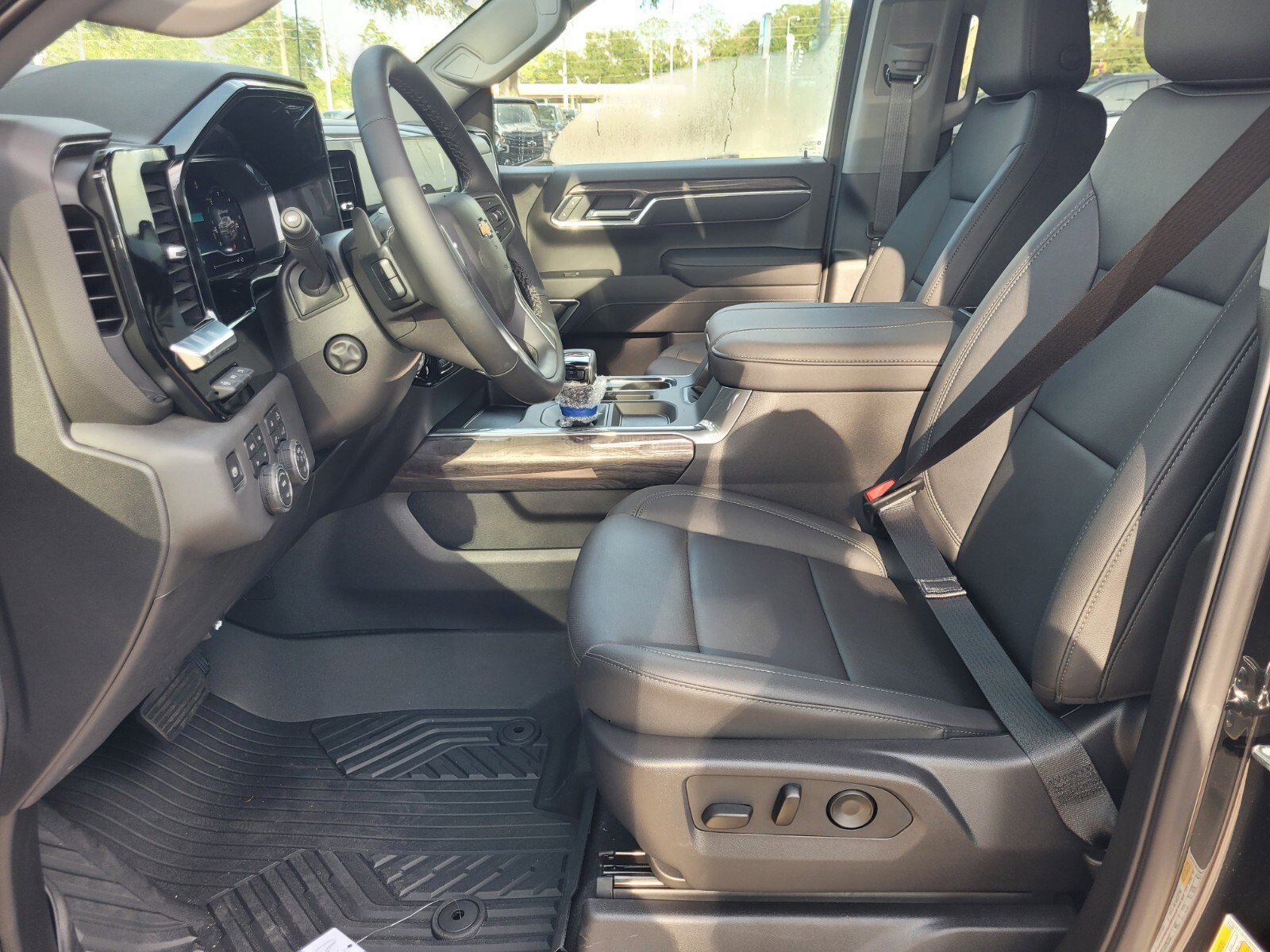 2025 Chevrolet Silverado 1500 LTZ - Photo 24