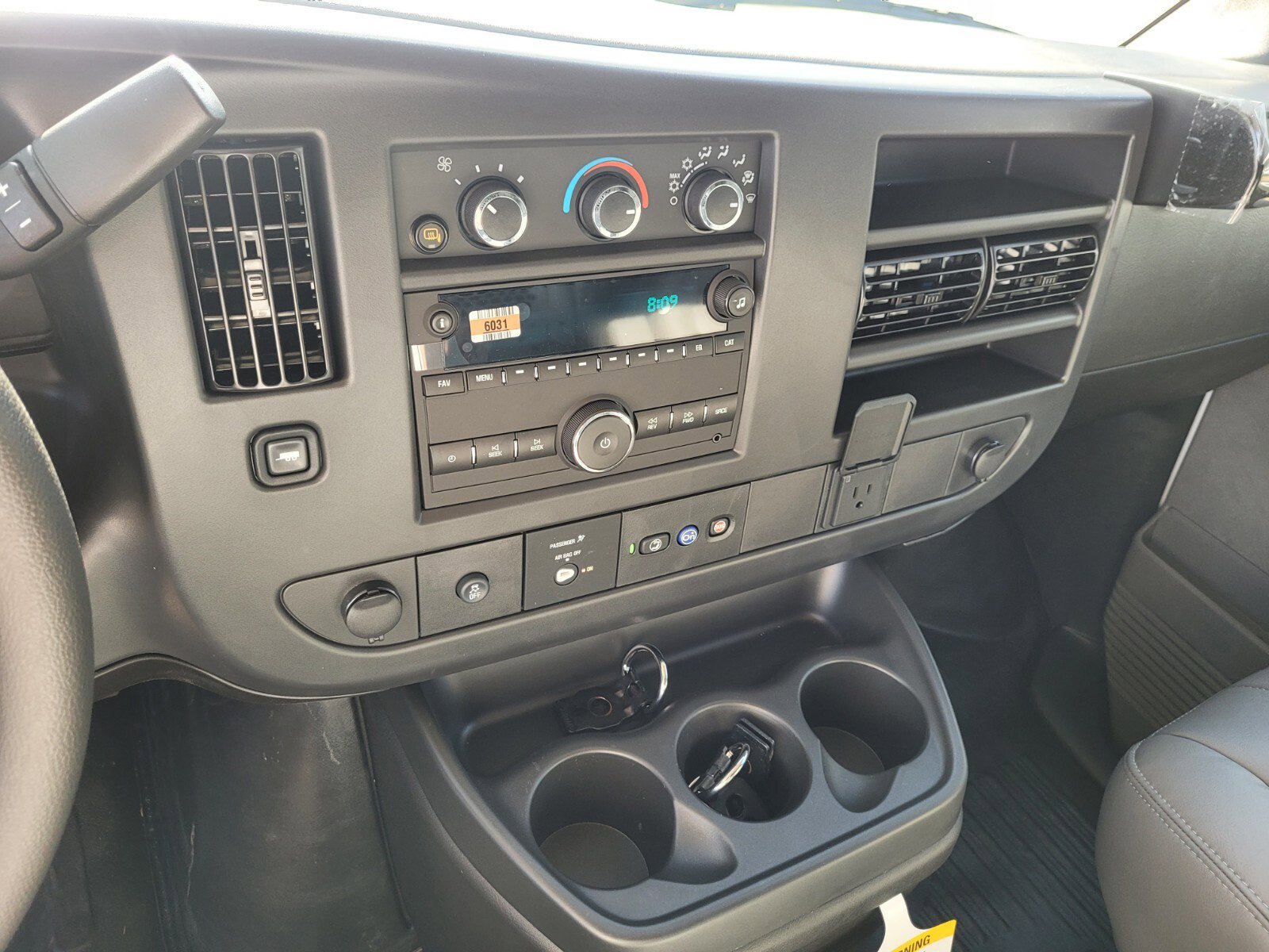 2025 Chevrolet Express Cargo Work Van - Photo 24