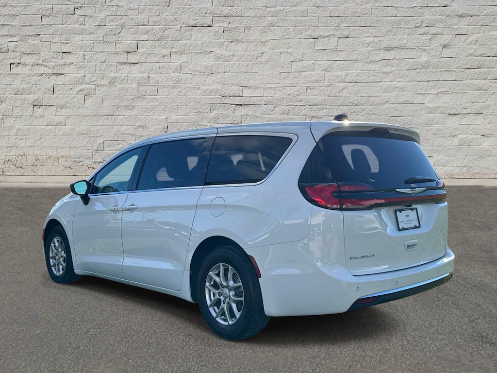 Used 2026 Chrysler Pacifica Select