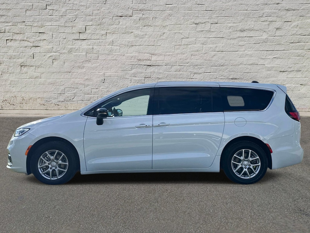 Used 2026 Chrysler Pacifica Select