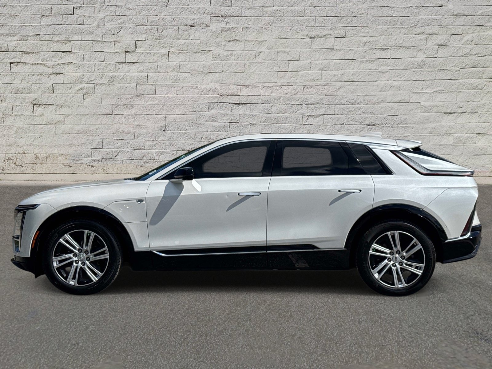 Used 2024 Cadillac LYRIQ Tech with VIN 1GYKPMRK7RZ132353 for sale in Jacksonville, FL