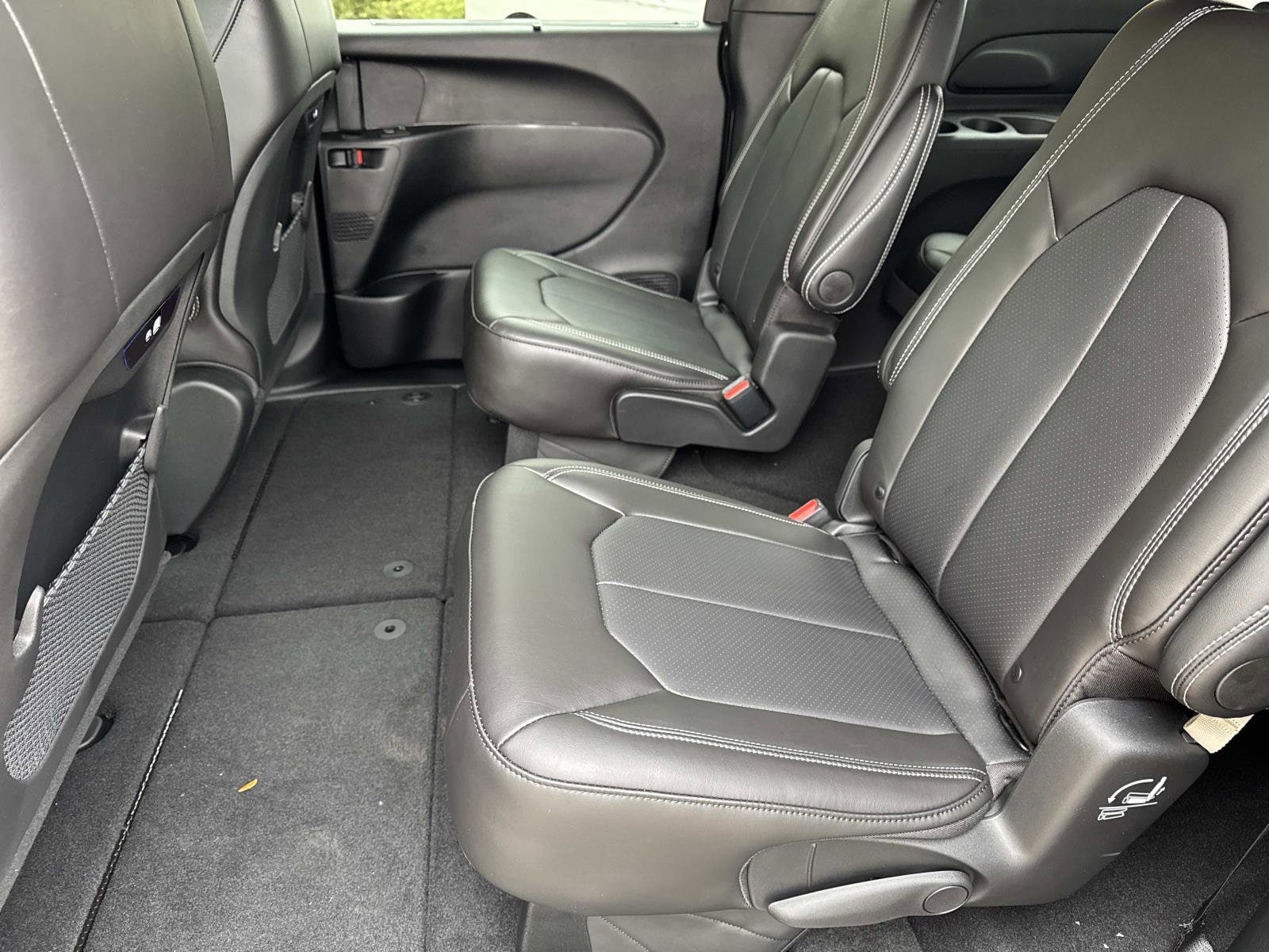 2026 Chrysler Pacifica Select - Photo 12