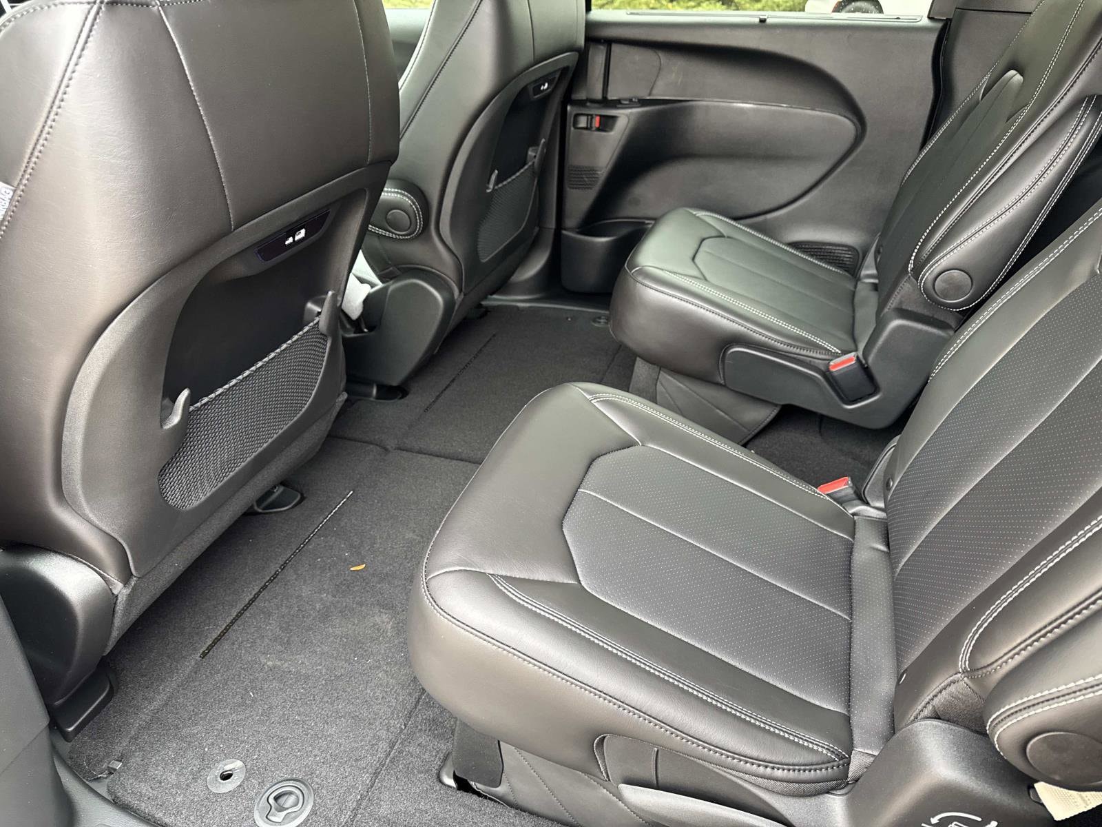 2026 Chrysler Pacifica Select - Photo 13