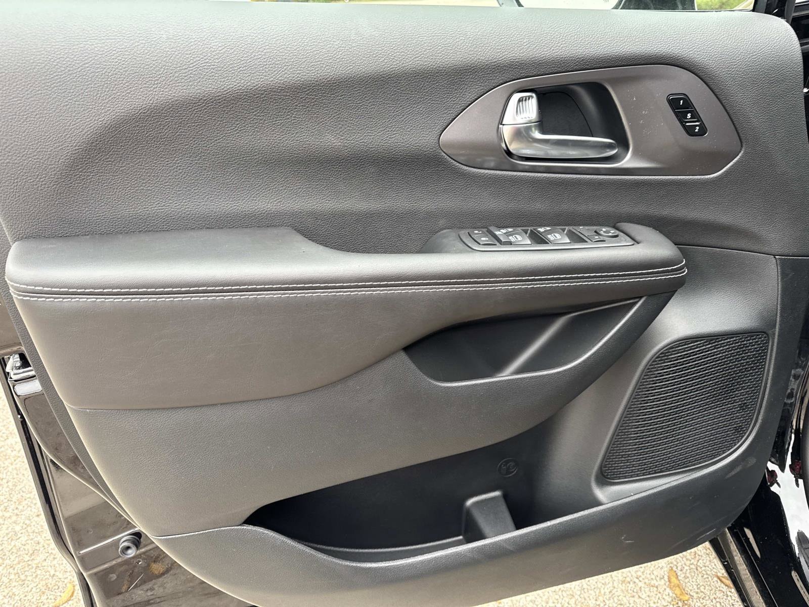 2026 Chrysler Pacifica Select - Photo 17