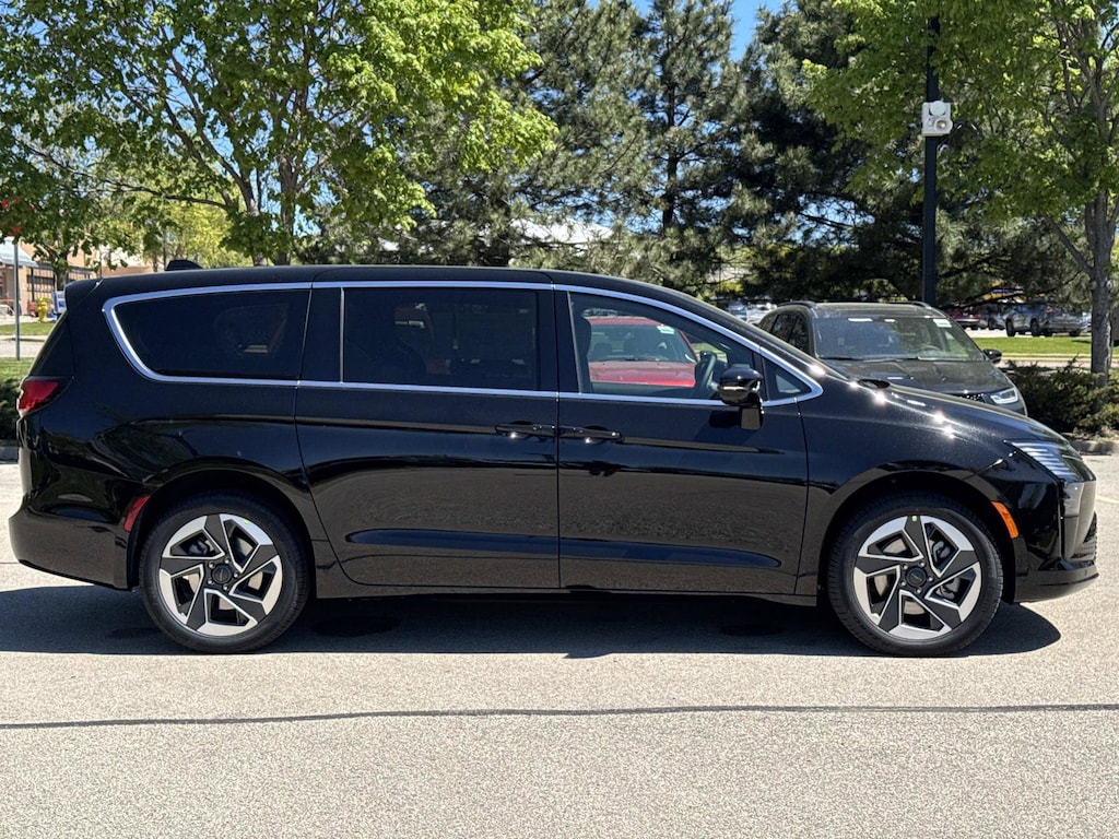 New 2027 Chrysler Pacifica LIMITED AWD Passenger Van