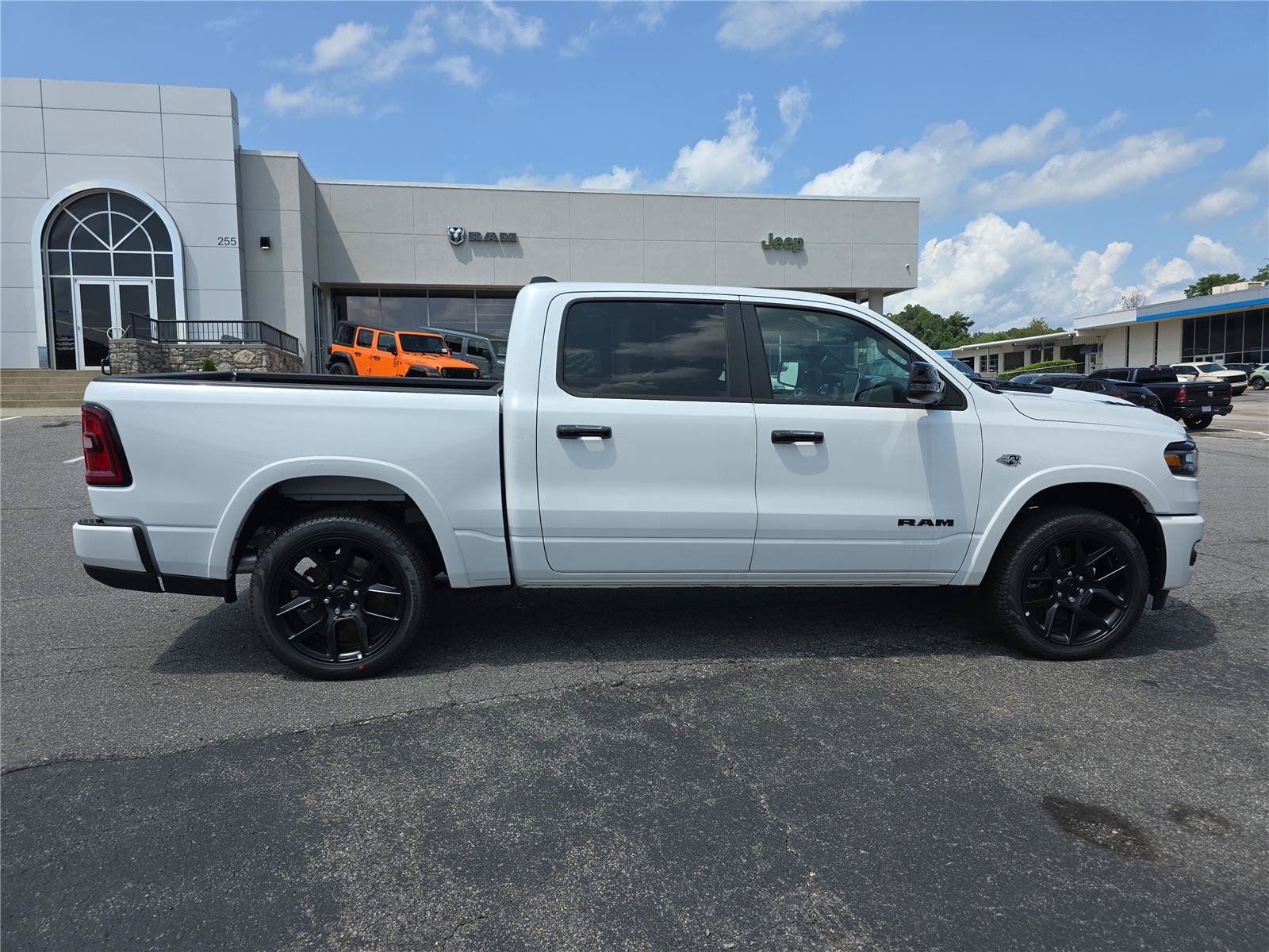 New 2026 Ram 1500 LARAMIE CREW CAB 4X4 5'7 BOX Pickup