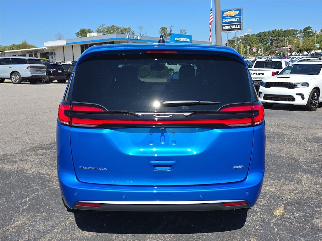 New 2027 Chrysler Pacifica SELECT AWD Passenger Van