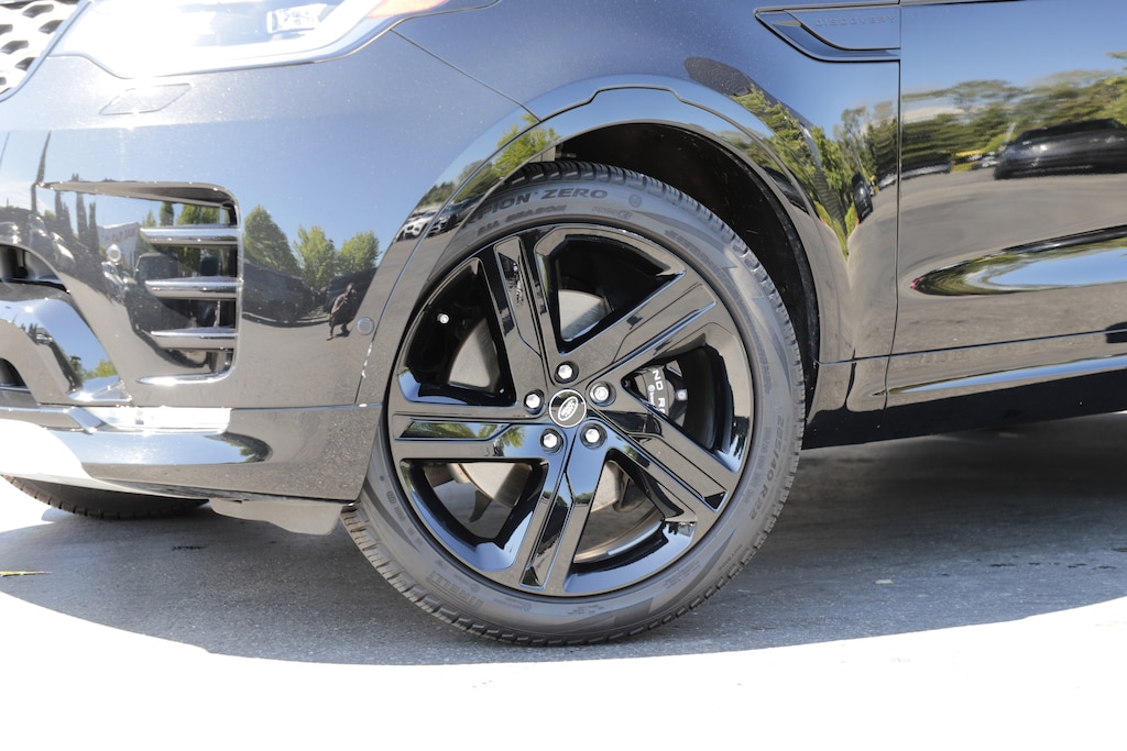 Certified 2025 Land Rover Discovery P360 Metropolitan Edition SUV