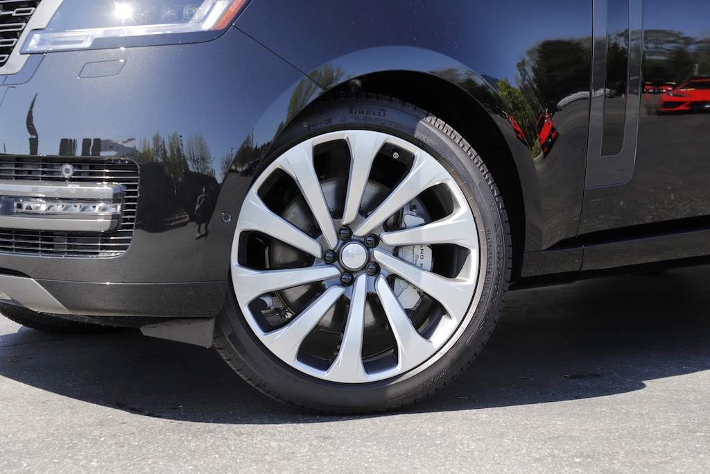 New 2025 Land Rover Range Rover SE SUV