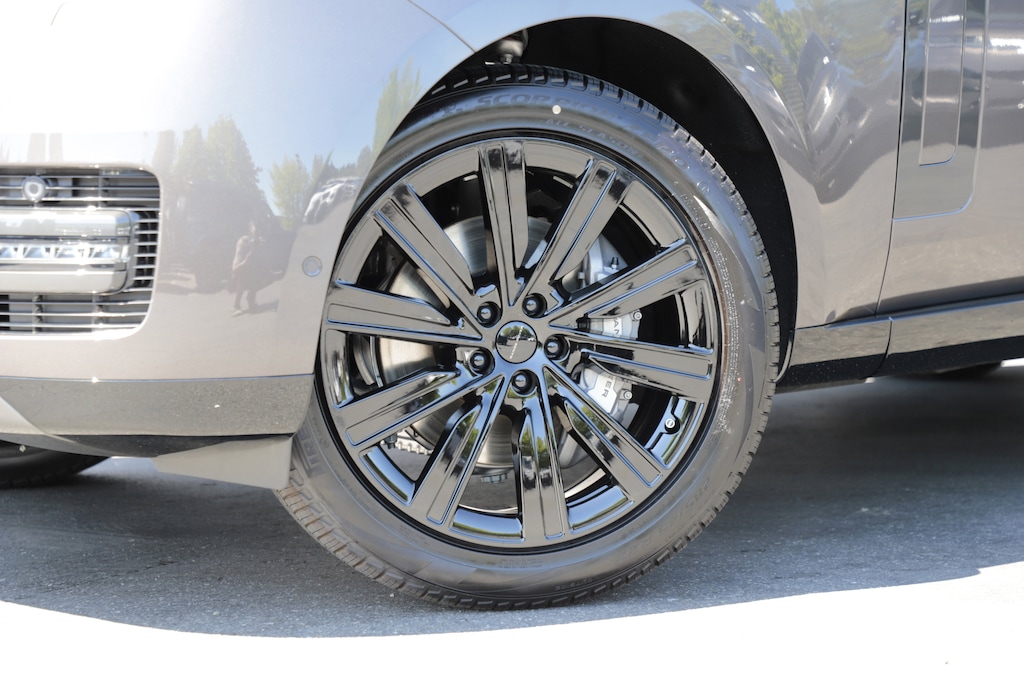 New 2026 Land Rover Range Rover SE SUV