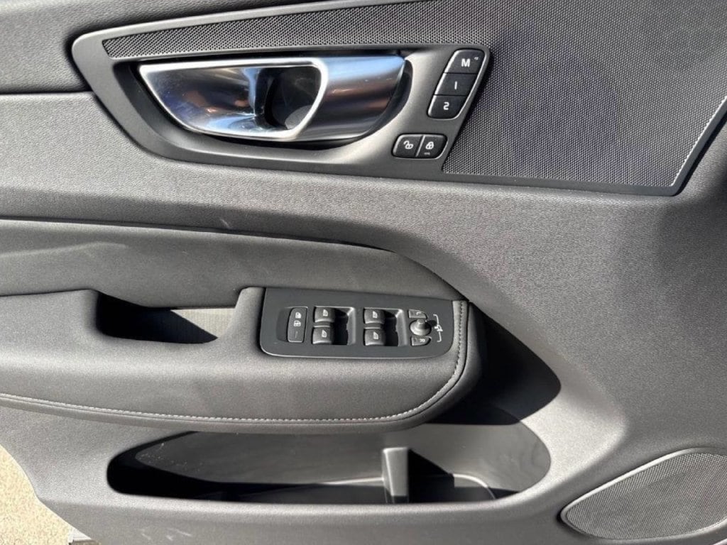 2026 Volvo XC60 Plus - Photo 9