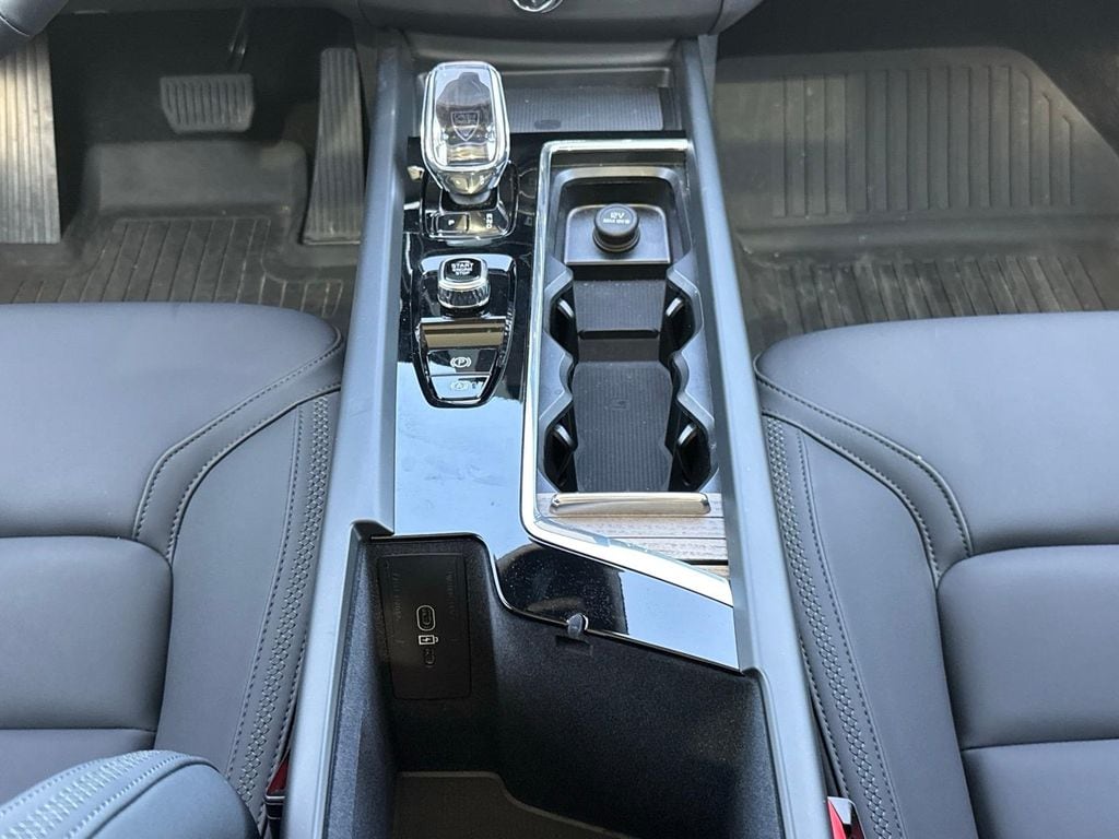 2026 Volvo XC60 Plus - Photo 14
