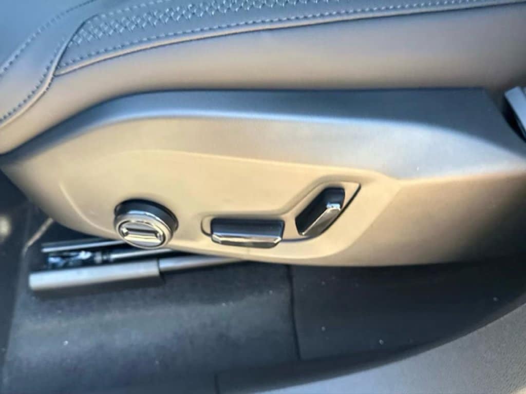 2026 Volvo XC60 Plus - Photo 11