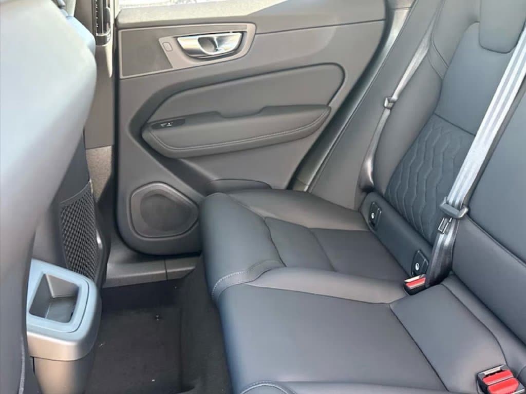 2026 Volvo XC60 Plus - Photo 8