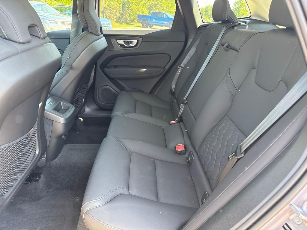 2026 Volvo XC60 Plus - Photo 9