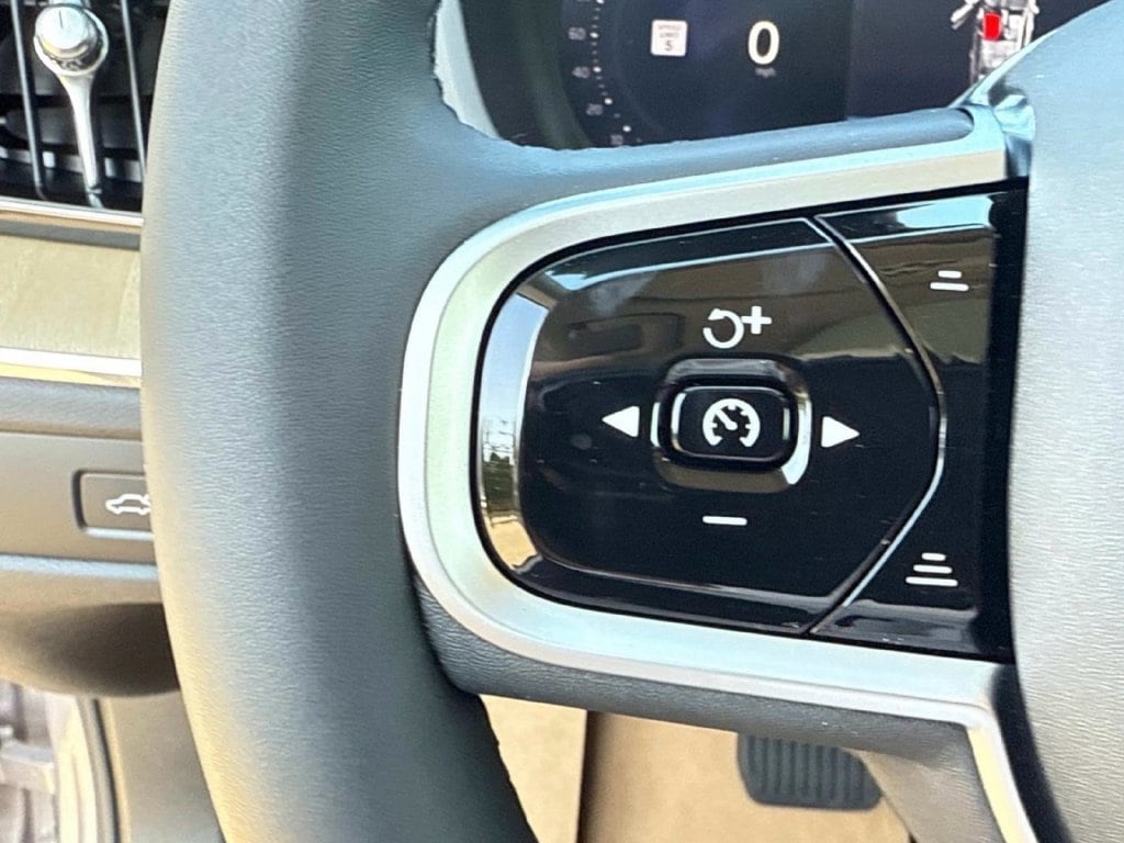 2026 Volvo XC60 Plus - Photo 22