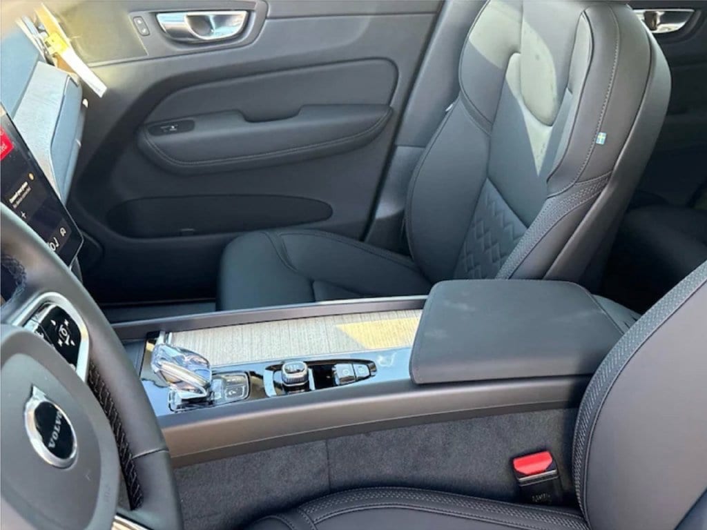 2026 Volvo XC60 Plus - Photo 13