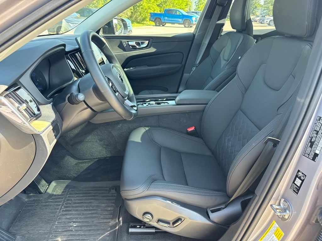 2026 Volvo XC60 Plus - Photo 8
