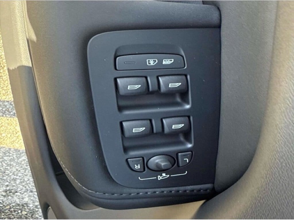 2026 Volvo XC60 Plus - Photo 10