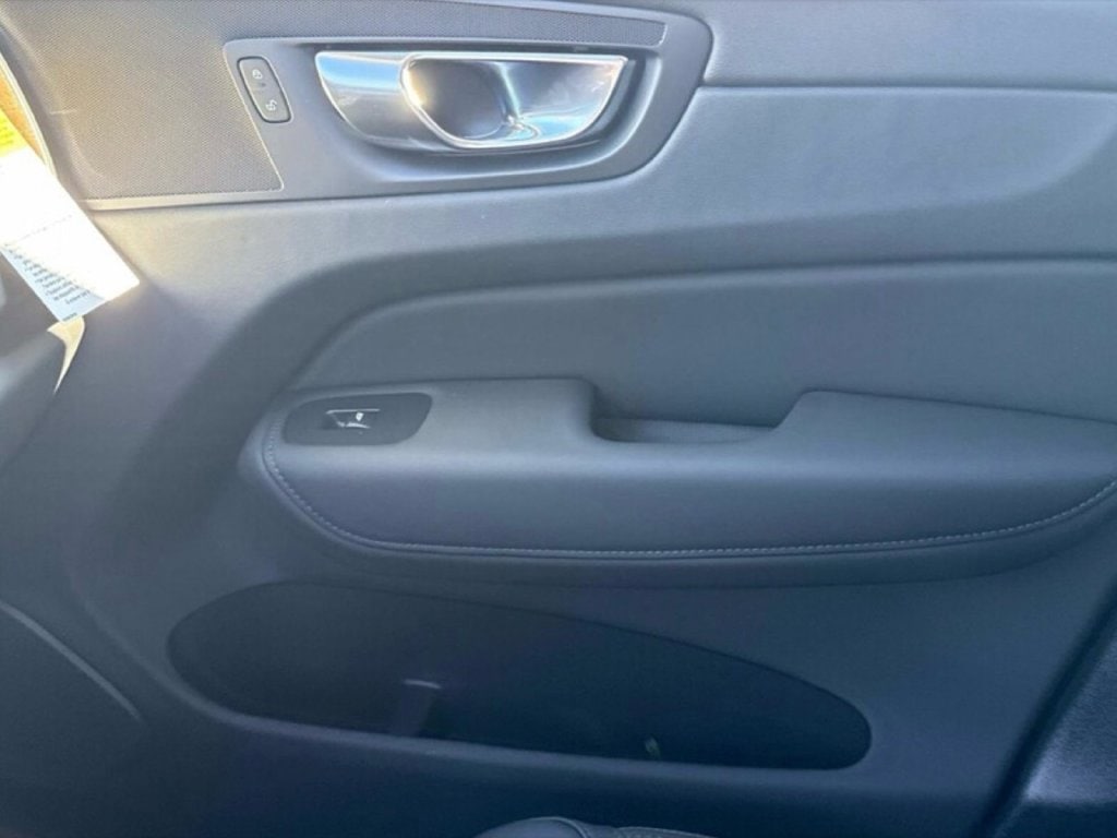 2026 Volvo XC60 Plus - Photo 14