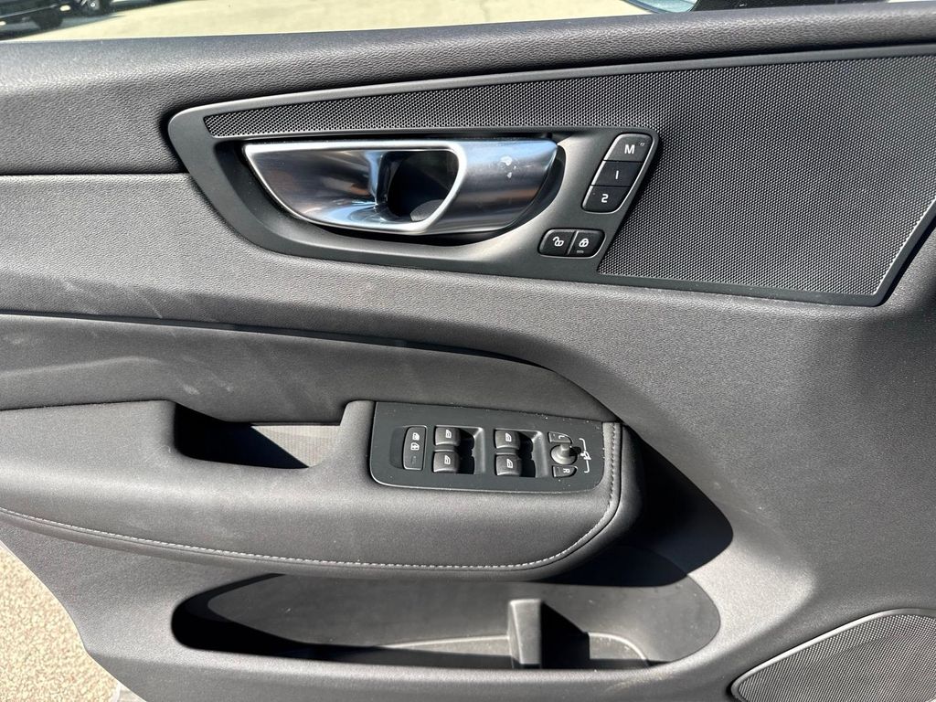 2026 Volvo XC60 Plus - Photo 15