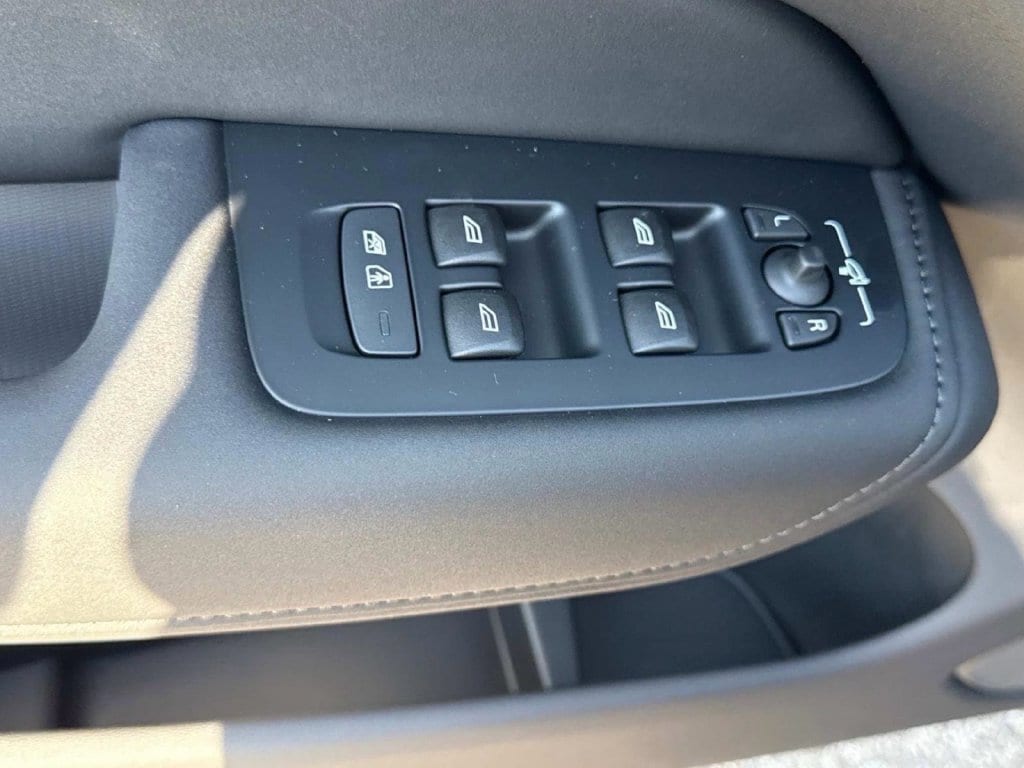 2026 Volvo XC60 Plus - Photo 15