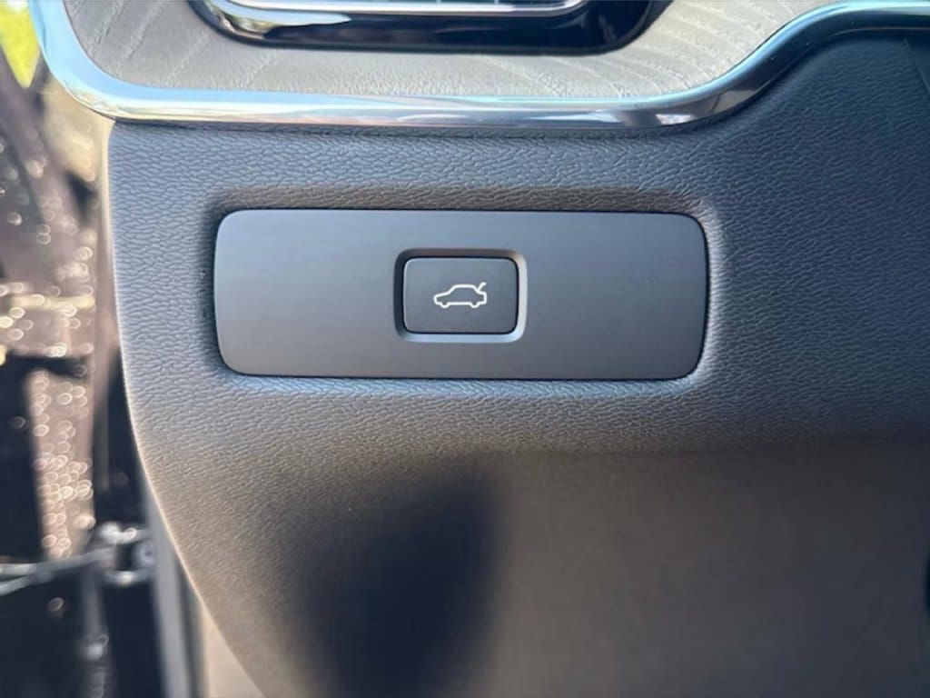 2026 Volvo XC60 Plus - Photo 22