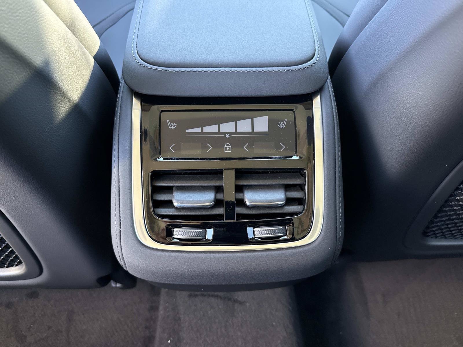 2026 Volvo XC90 Plus - Photo 18