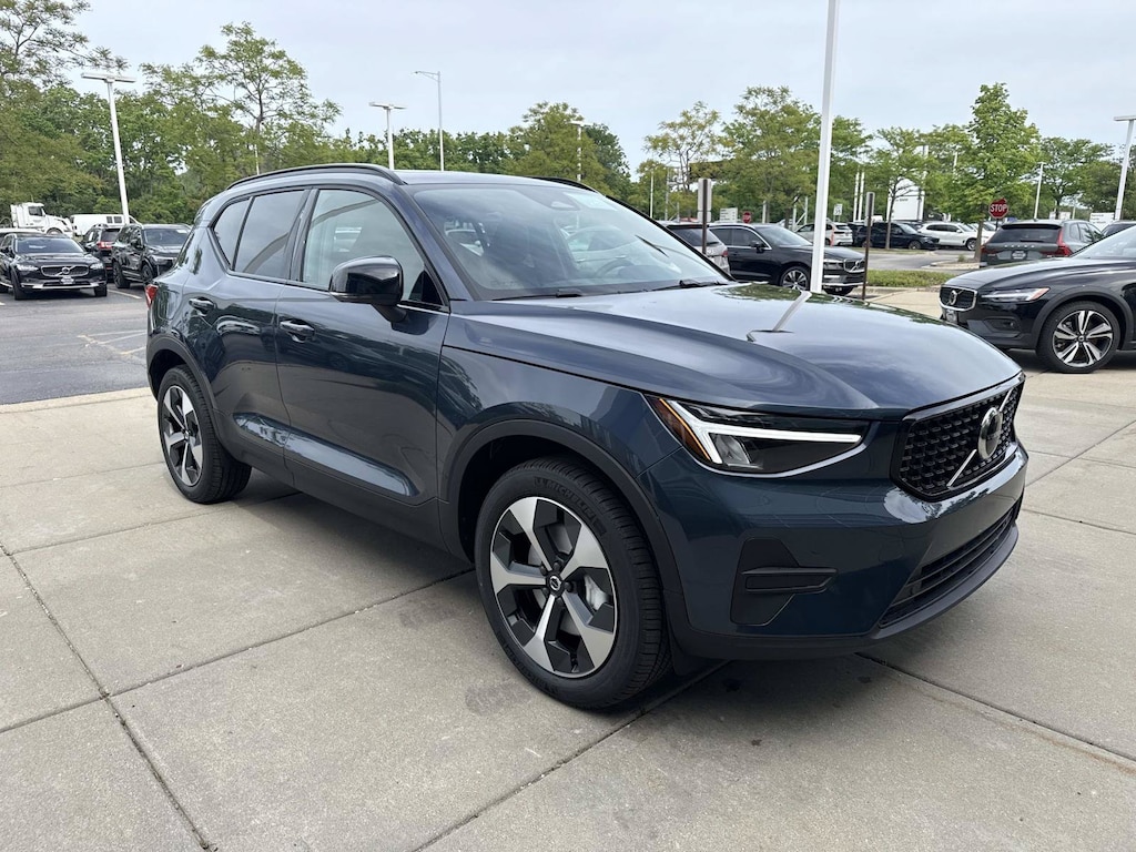 New 2026 Volvo XC40 B5 Core SUV