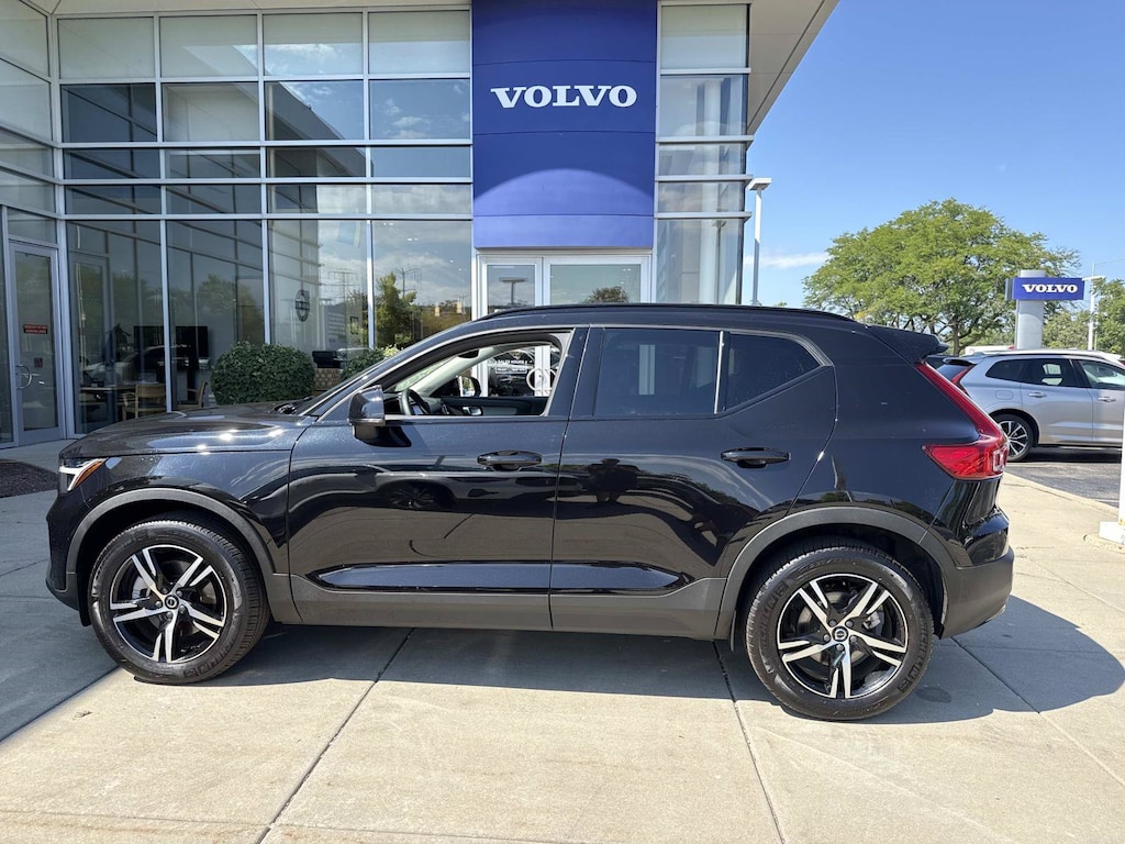 New 2026 Volvo XC40 B5 Core SUV