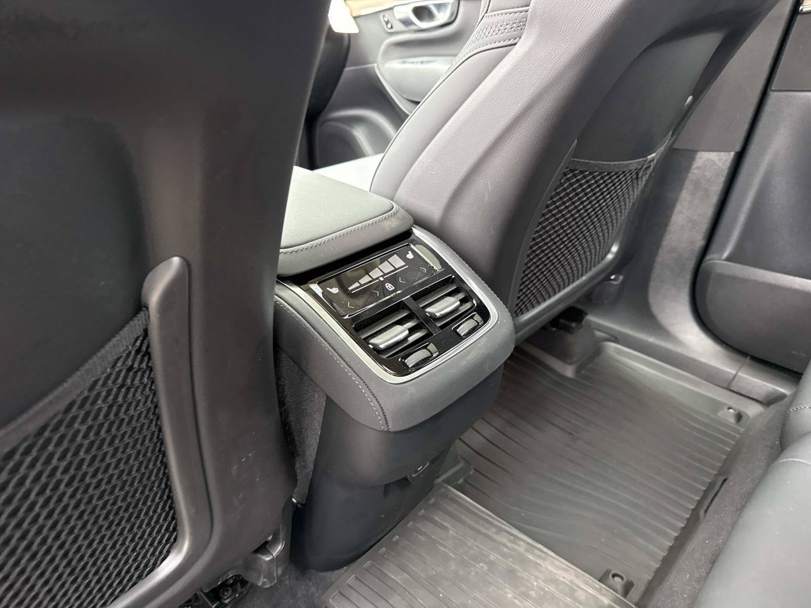 2026 Volvo XC90 Plus - Photo 20
