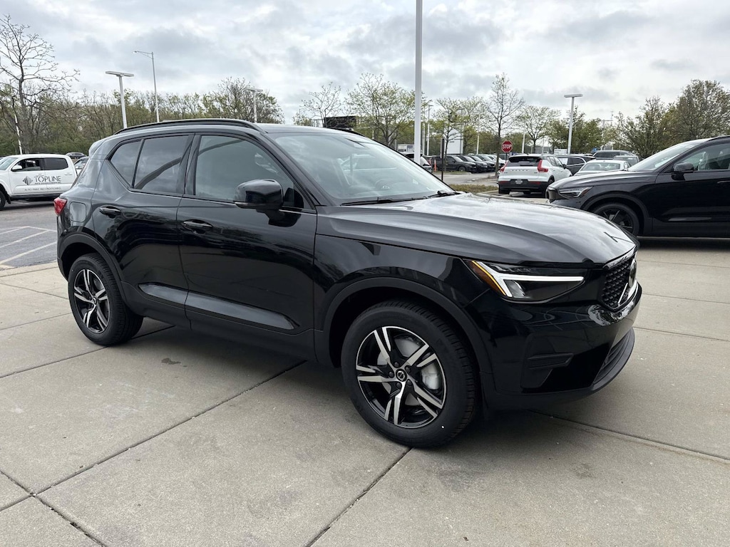 New 2026 Volvo XC40 B5 Core SUV