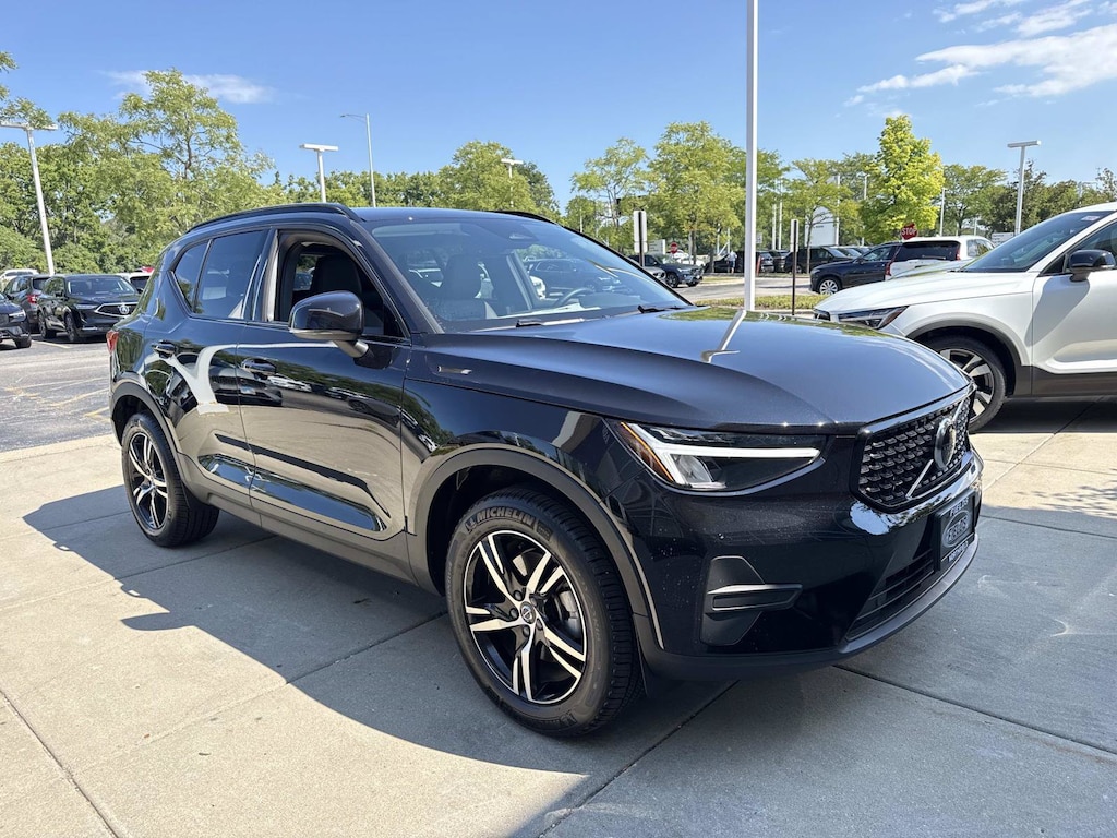New 2026 Volvo XC40 B5 Core SUV