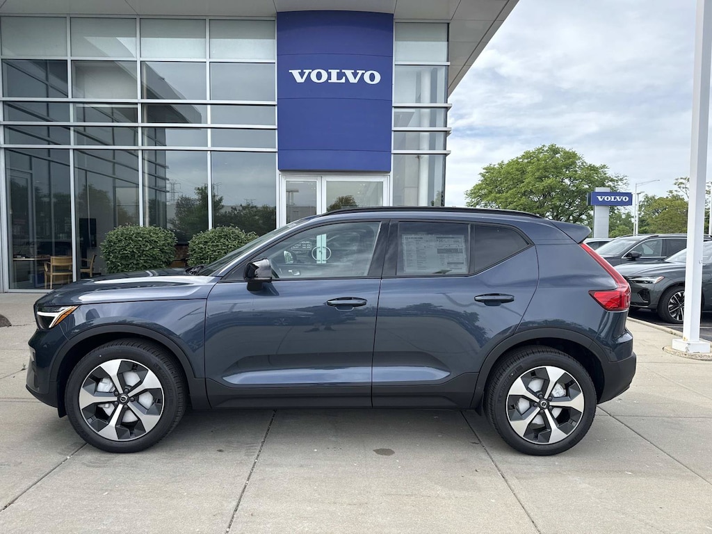 New 2026 Volvo XC40 B5 Core SUV
