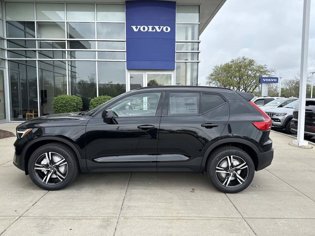 New 2026 Volvo XC40 B5 Core SUV