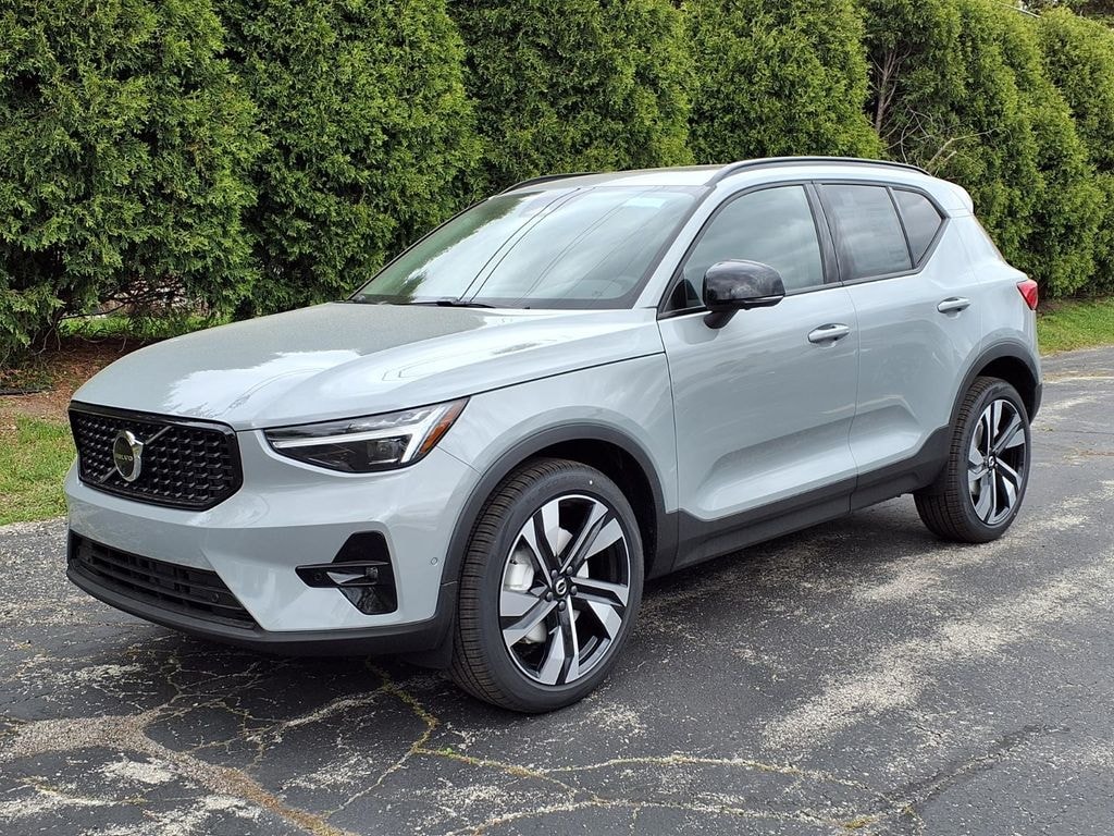New 2026 Volvo XC40 B5 Plus SUV