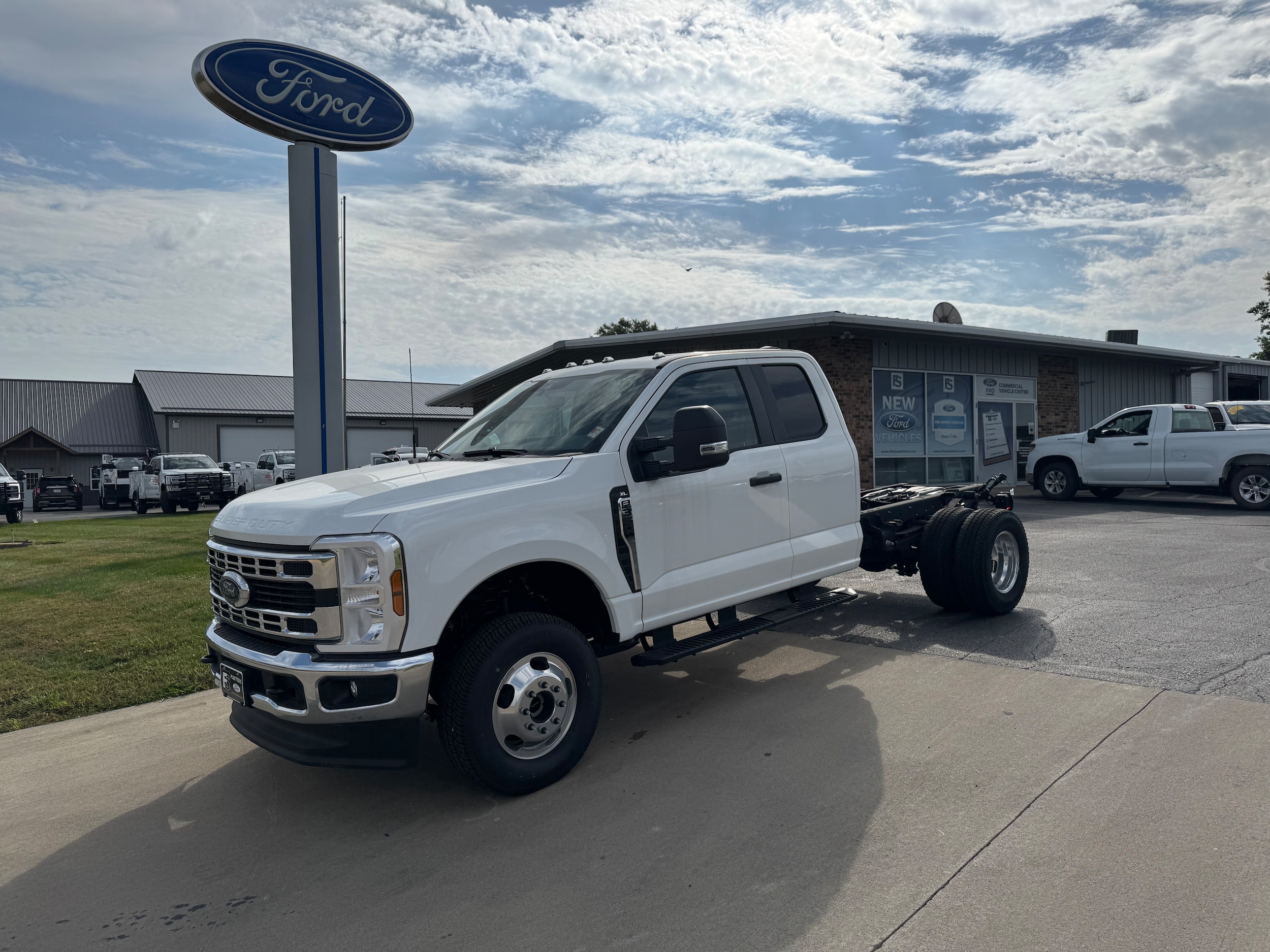 2025 Ford F-350 Super Duty Chassis Cab